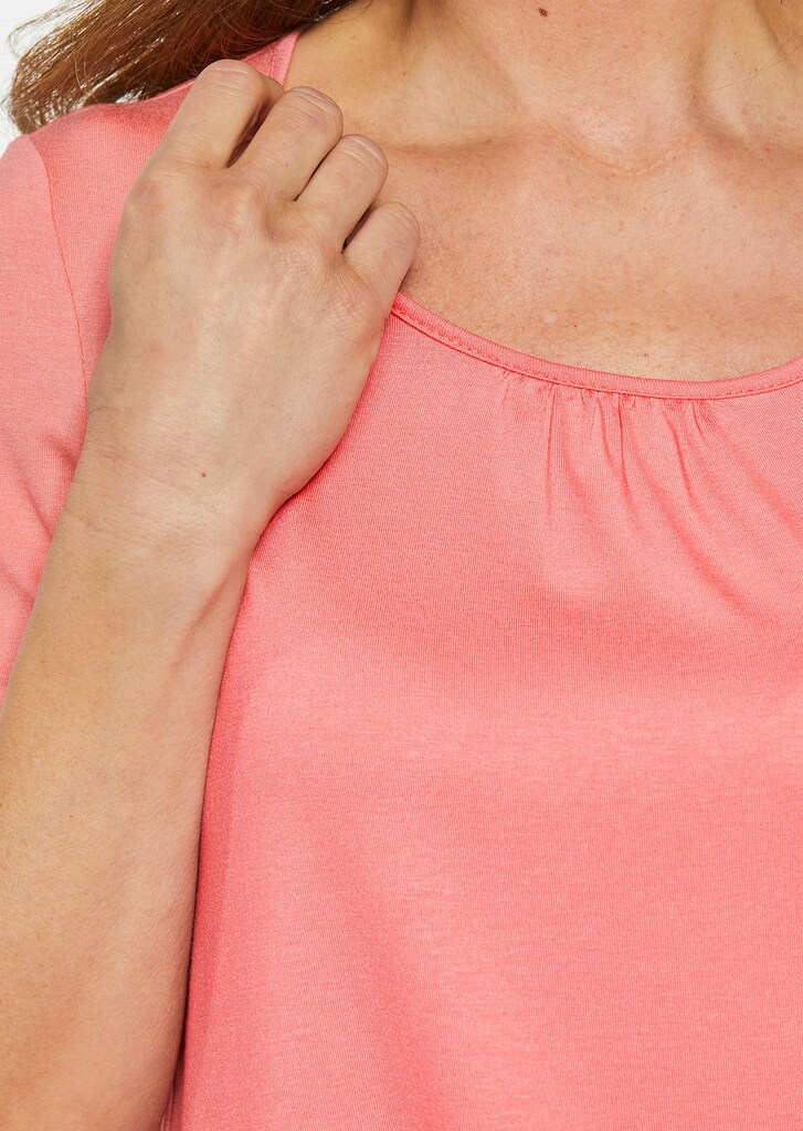 Zeitloses Shirt mit modernem Raffdetail