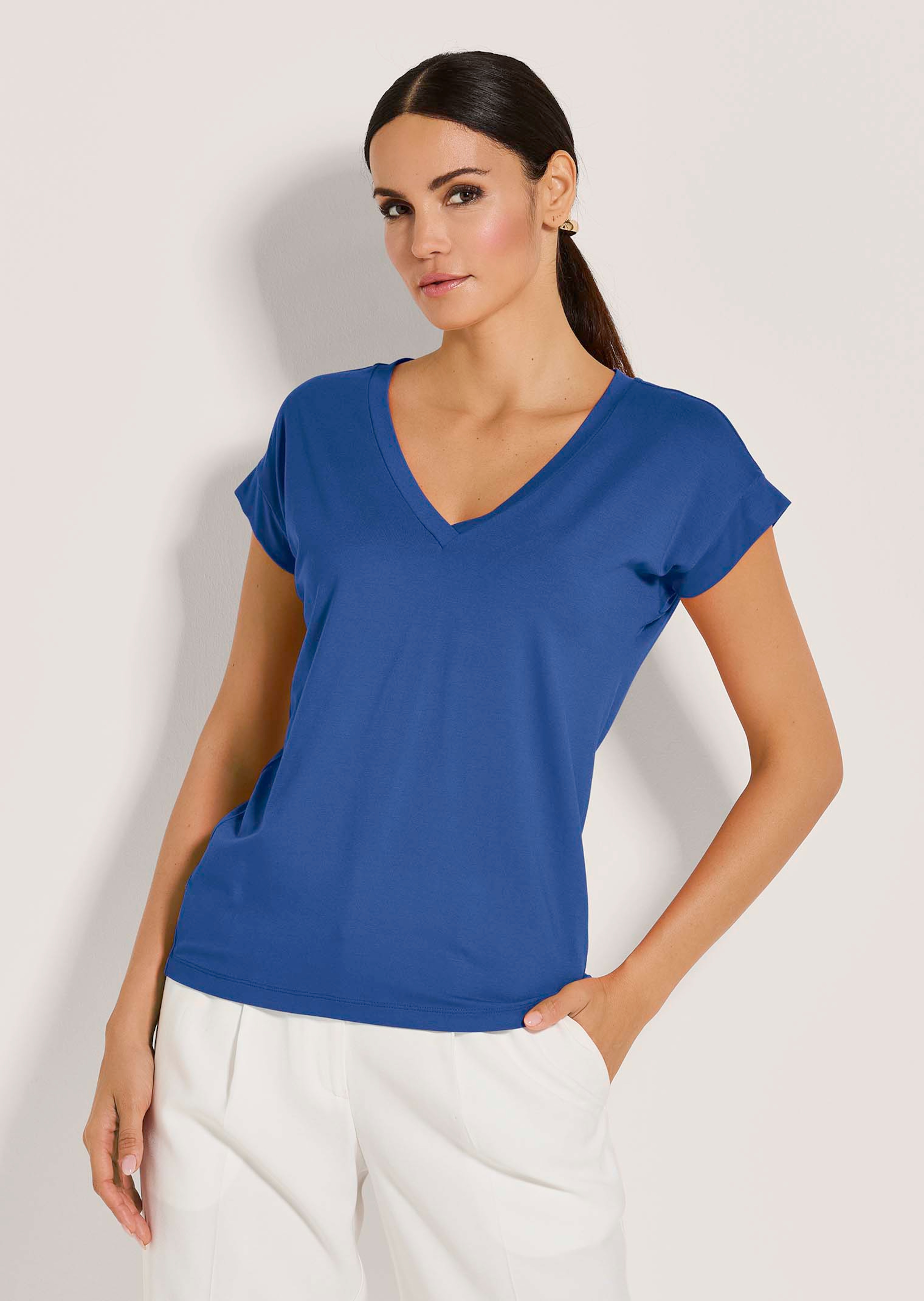 Casual shirt with V-neck