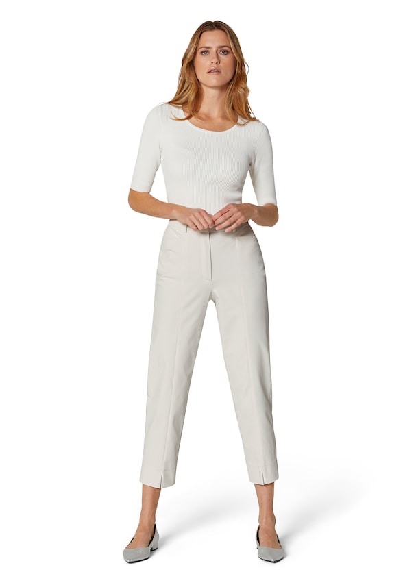 Slim-fit 7/8 high-waist trousers in innovative techno stretch 1