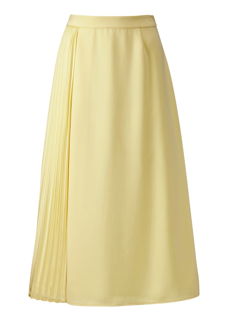 Calf-length skirt with pleats at the sides