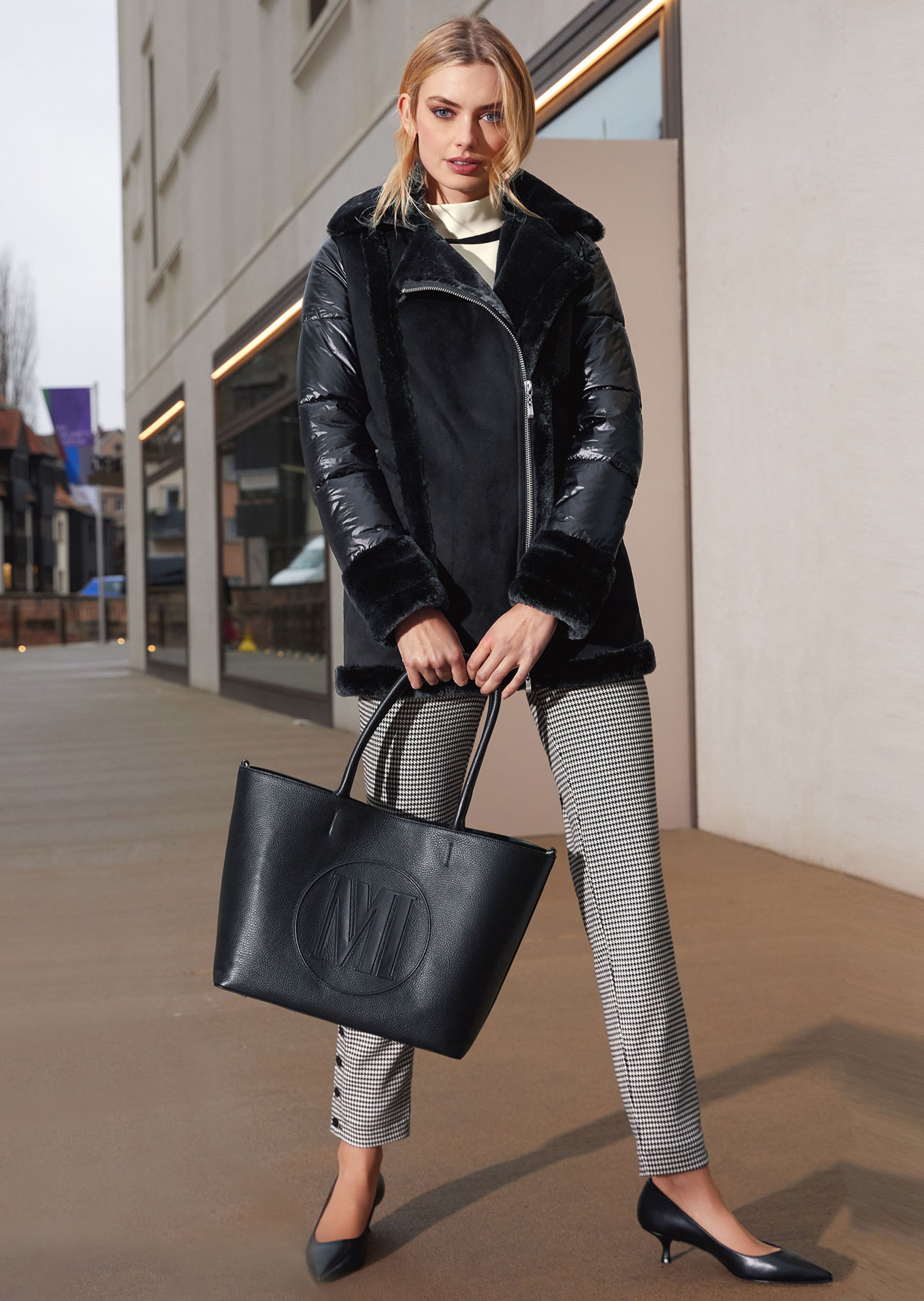 Leder-Trapeztasche mit Innentasche