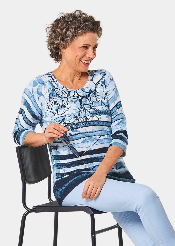 Unkomplizierter Druckpullover mit schimmernden Schmucksteinen