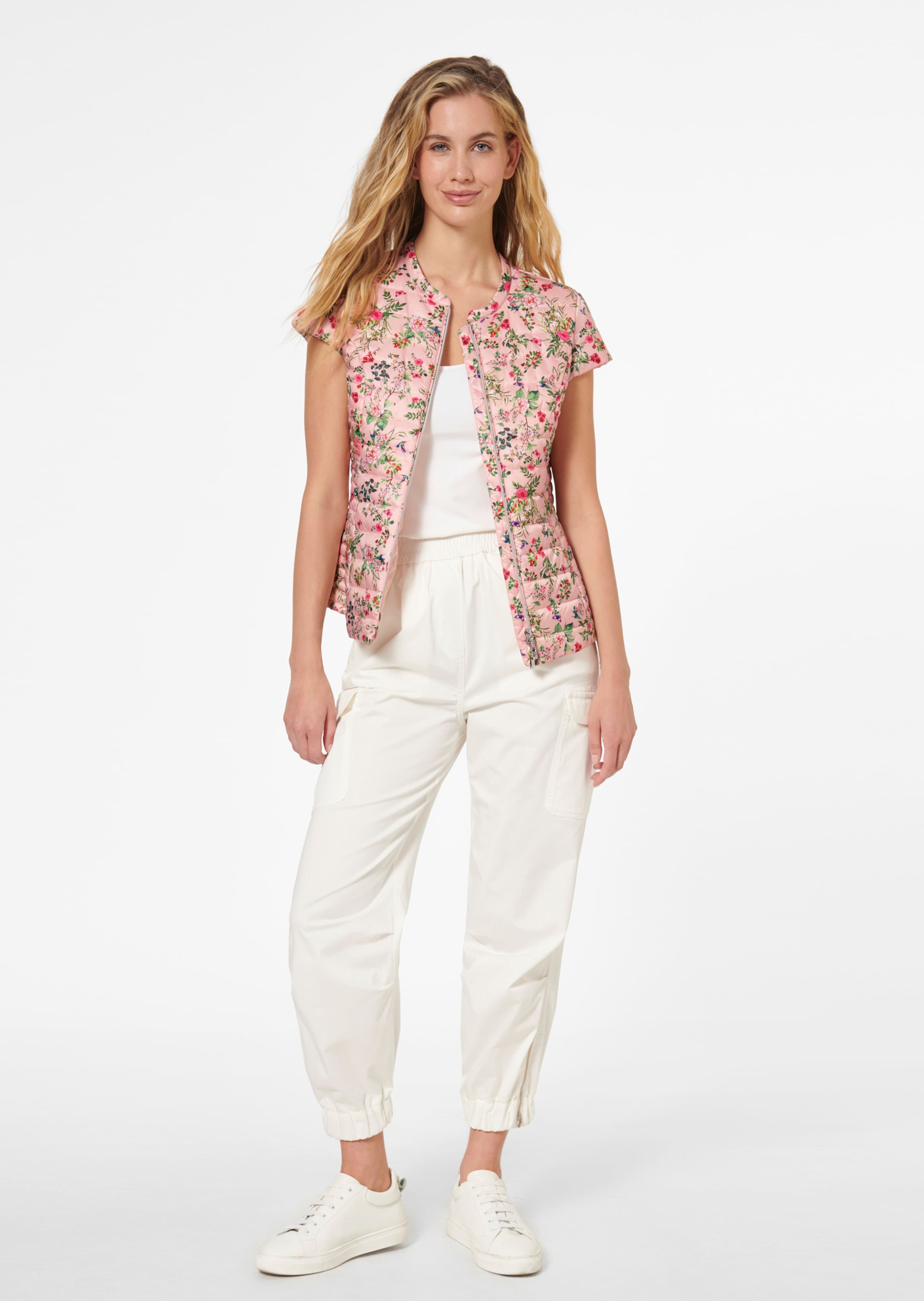 Lightweight quilted waistcoat with floral print and short sleeves