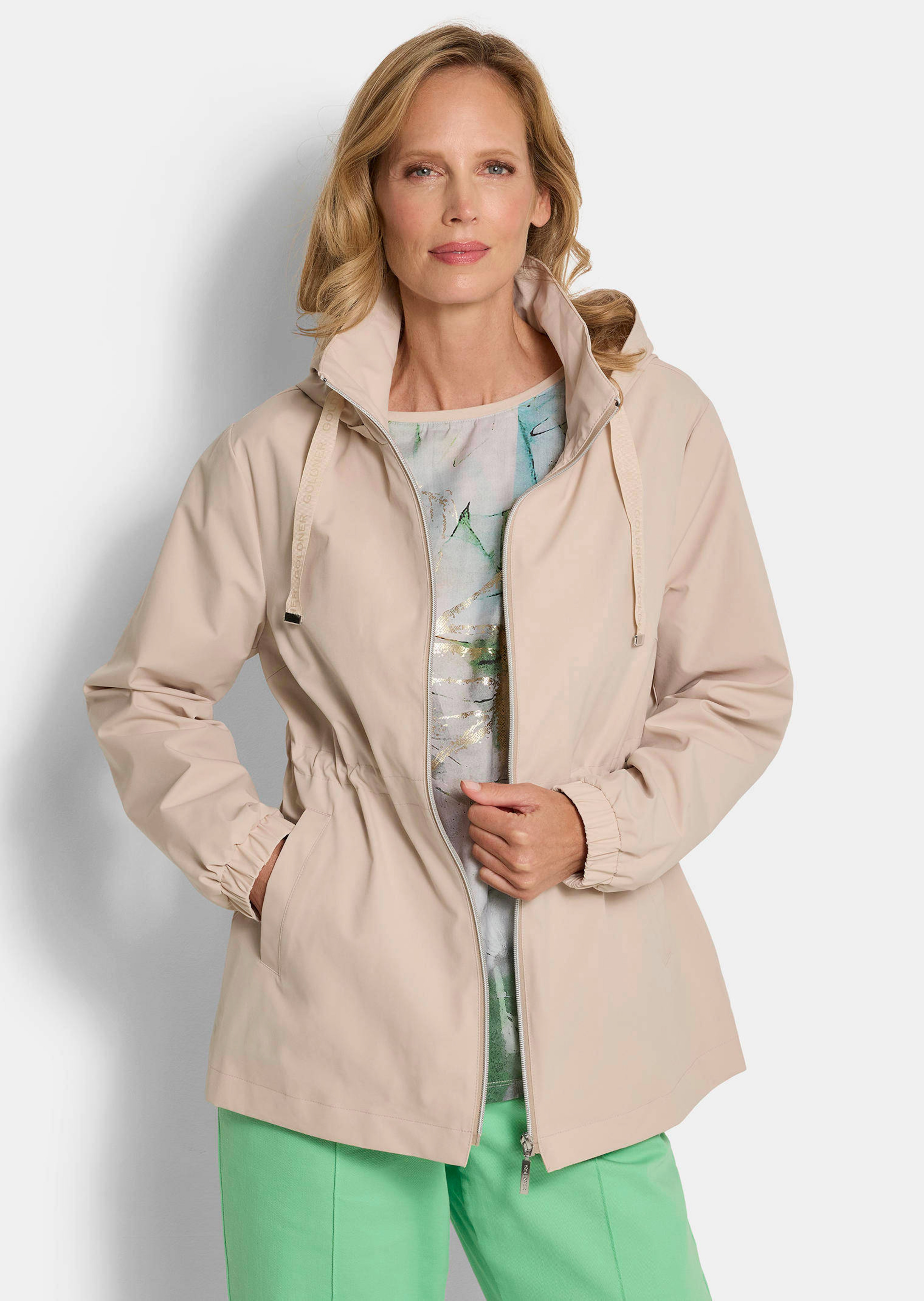 Windbreaker met een afneembare capuchon
