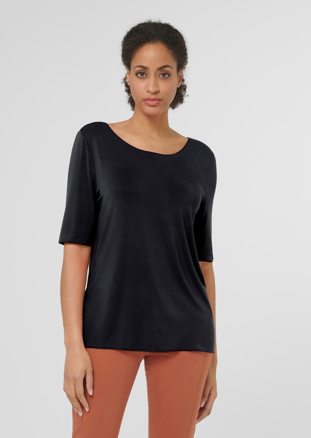 T-shirt with rounded neckline and 1/2-length sleeves