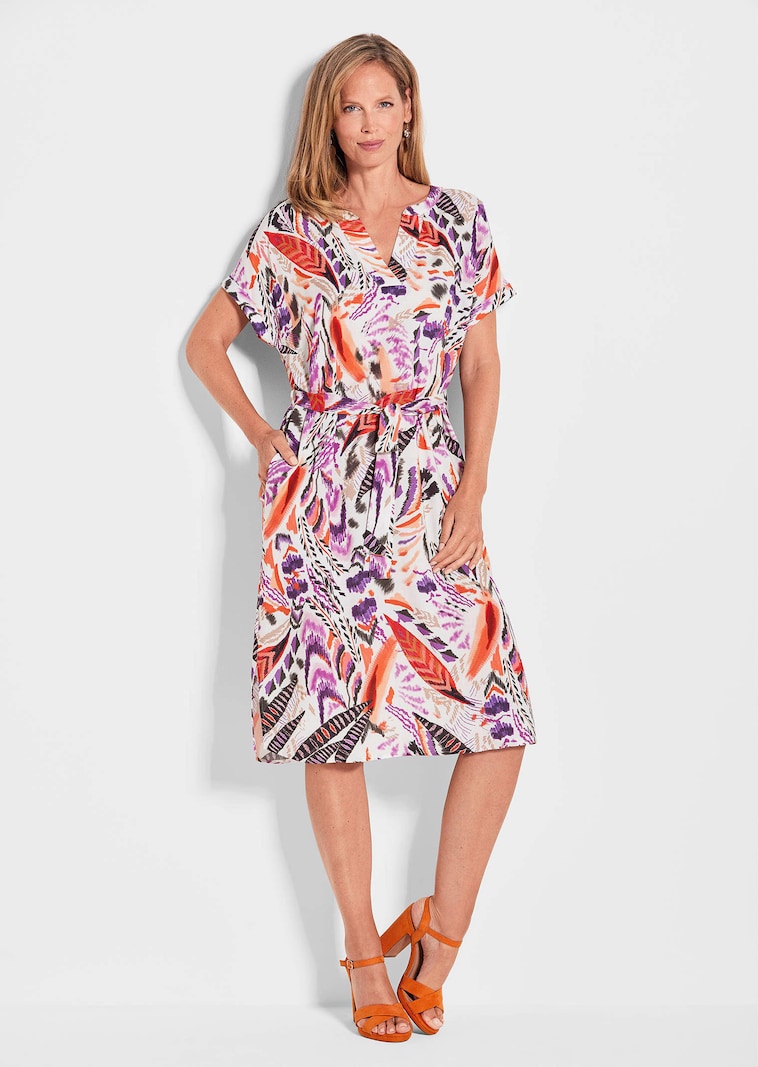 Druckkleid mit bedruckten Federn