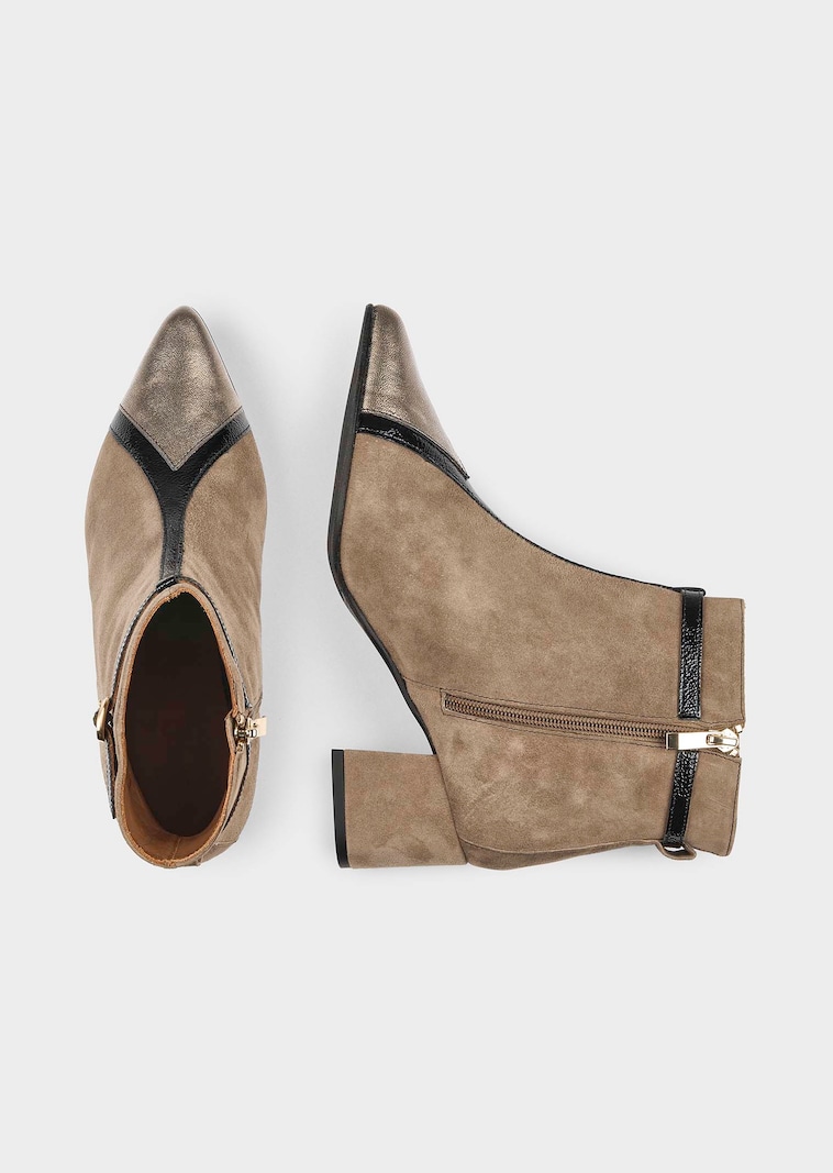 Wildleder-Stiefelette mit Lack-Applikationen