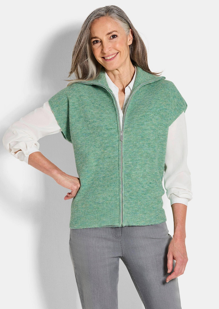 Gilet en tricot avec fermeture zippée.