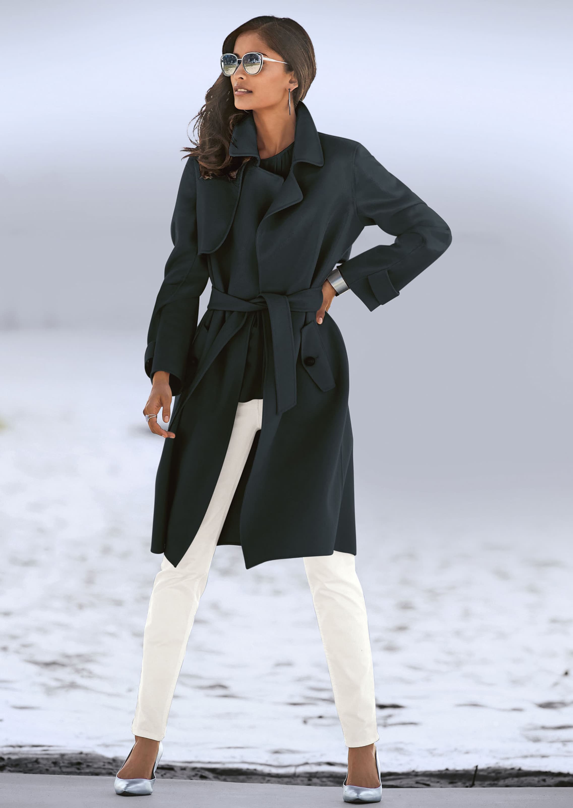 Double-faced short coat made from pure wool in black | MADELEINE