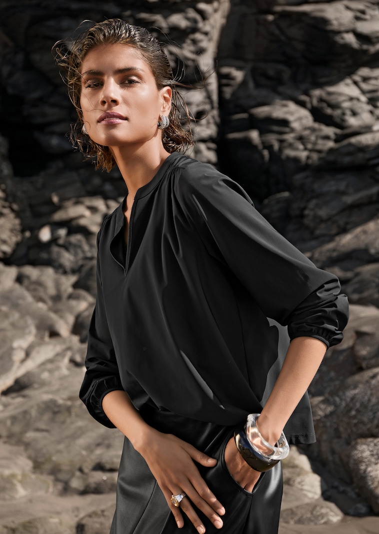 Jersey-Bluse mit raffiniertem Ausschnitt