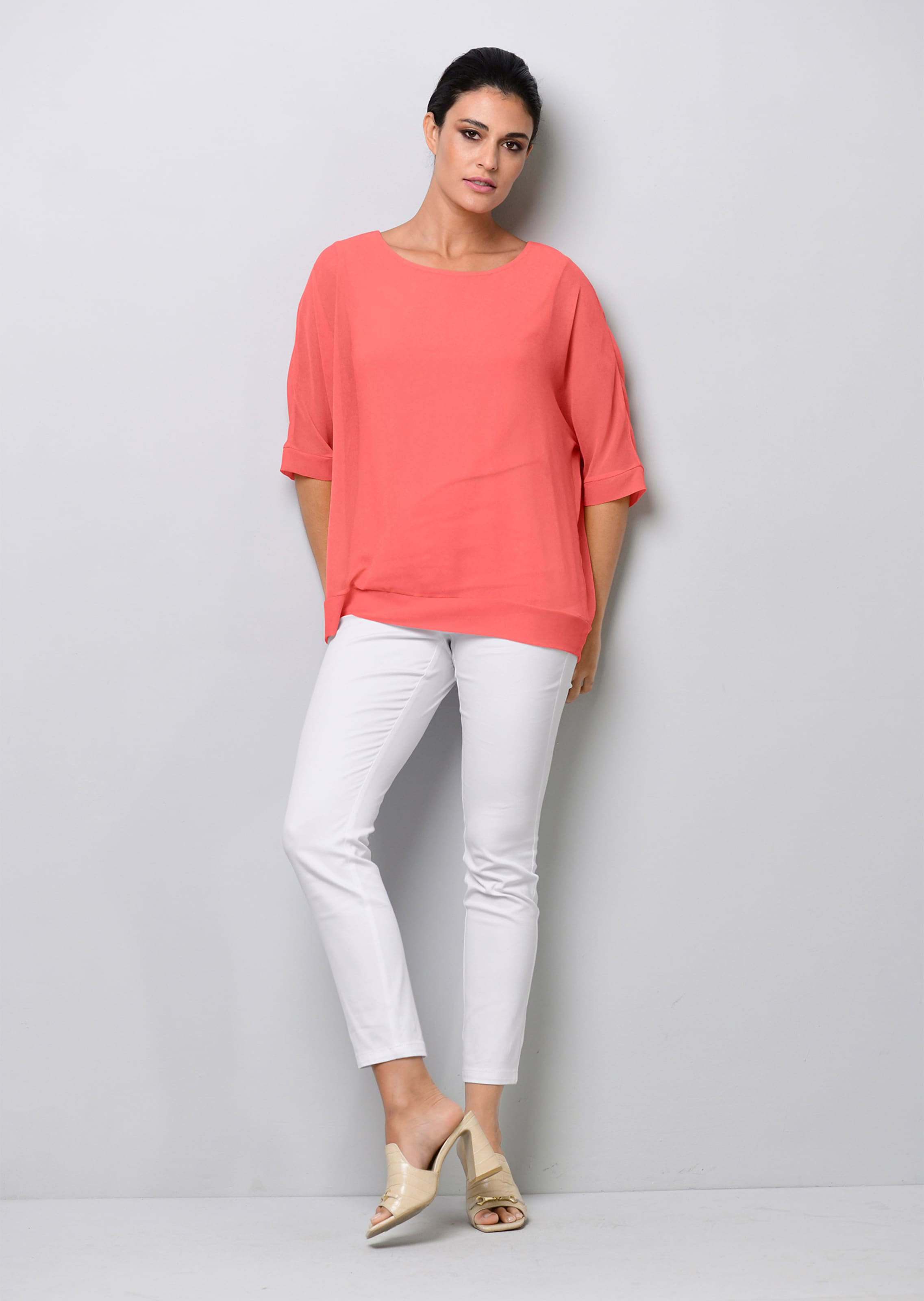 Lagenbluse mit weiten Ärmeln