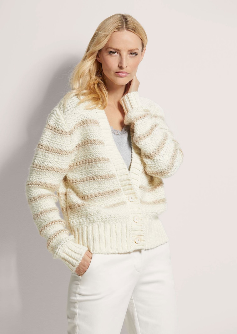 Strickjacke in farbharmonischen Streifen