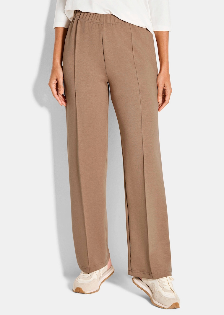 Locker fallende Jogginghose