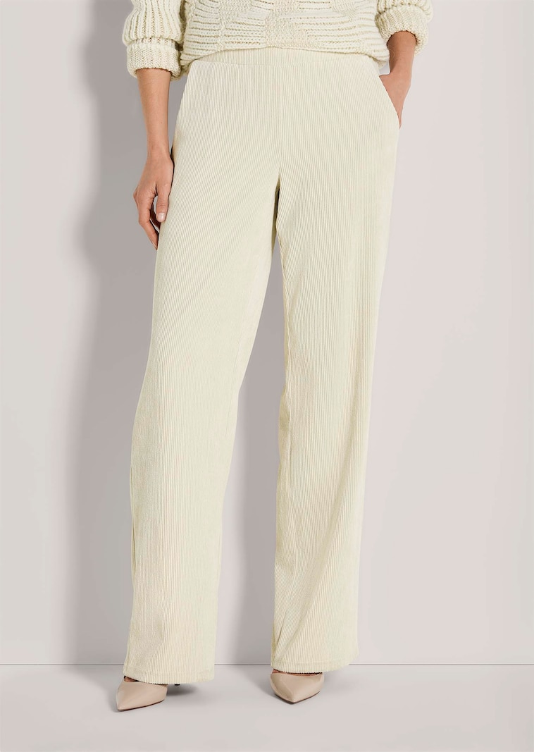 Weite Cordhose zum Schlüpfen