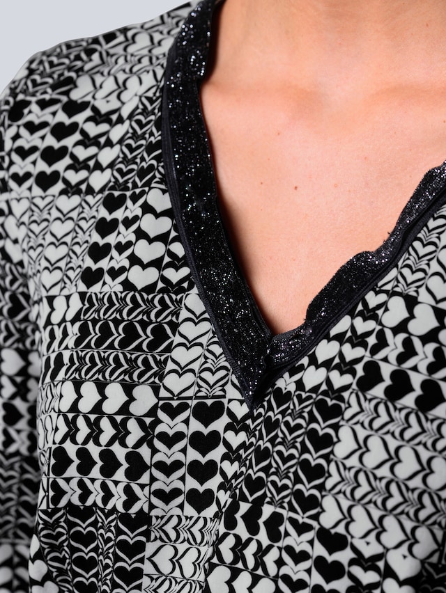 Kleid allover im kleinen Herzchendruck