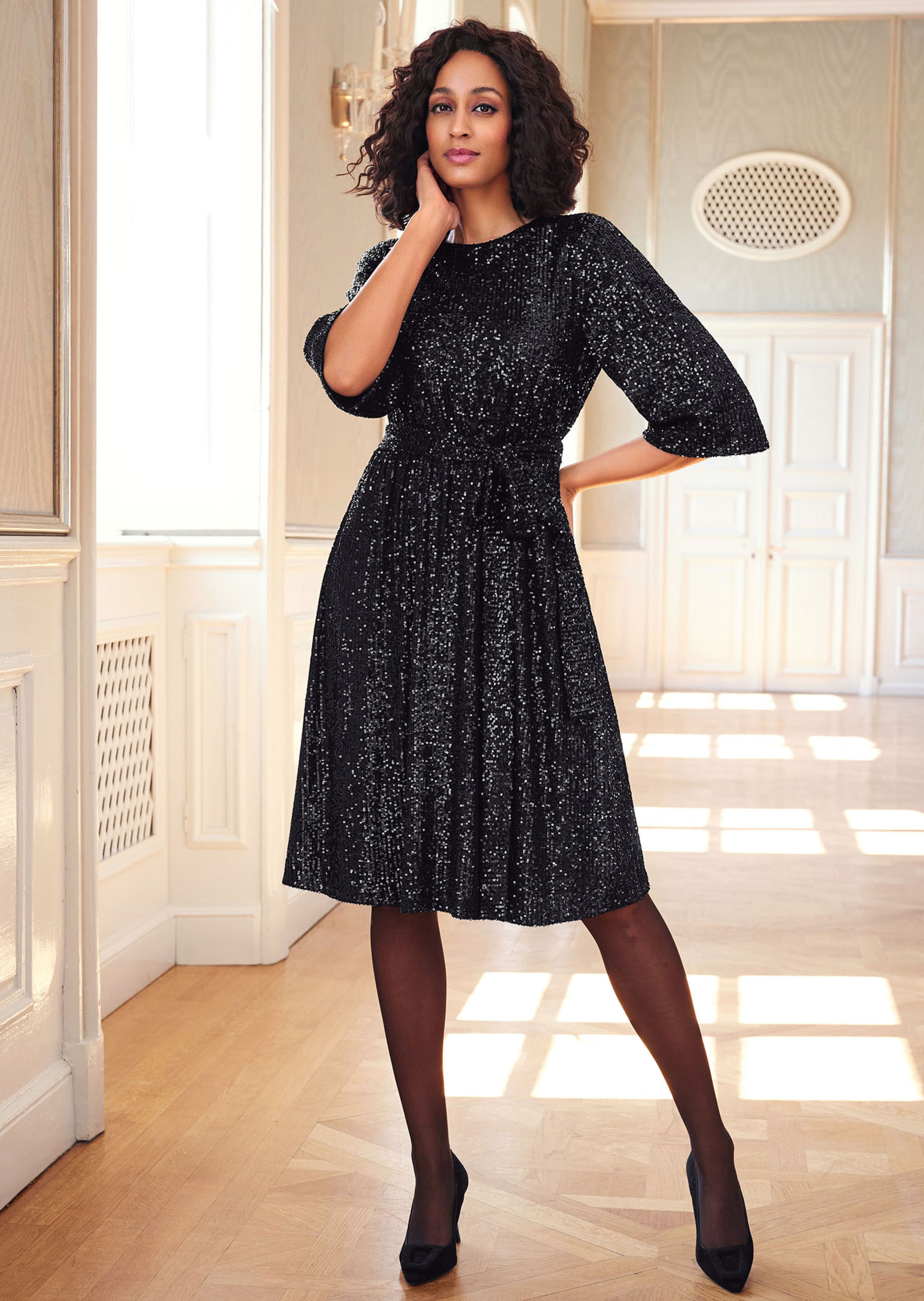 Ausgestelltes Paillettenkleid mit Gürtel