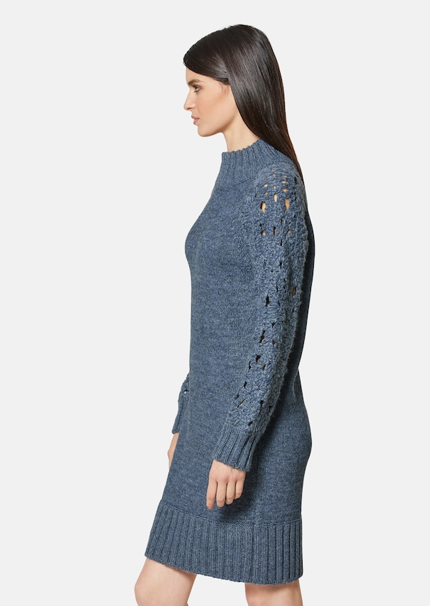 Knitted dress with macramé sleeves 3