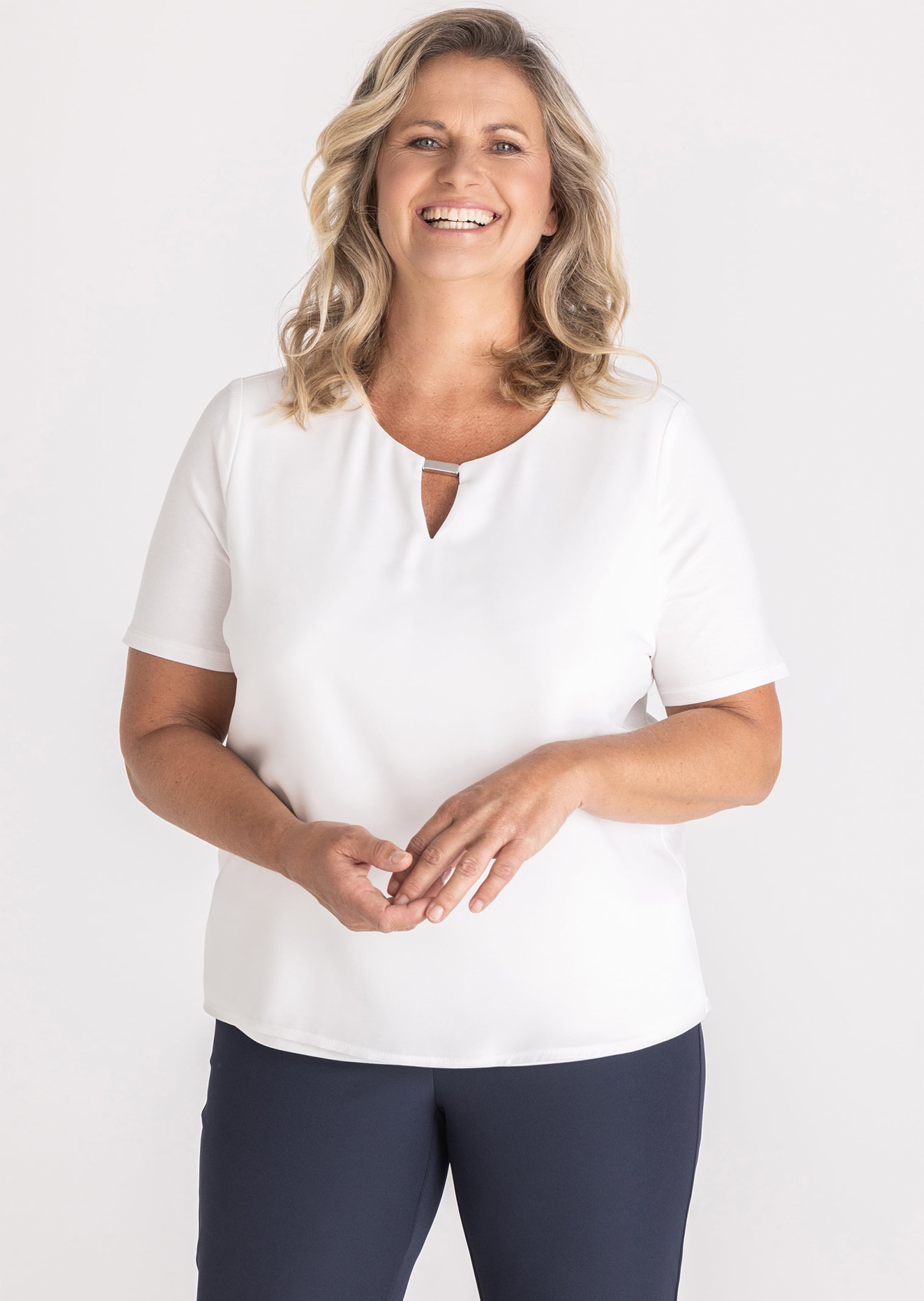 Blouse fluide avec élément décoratif au décolleté