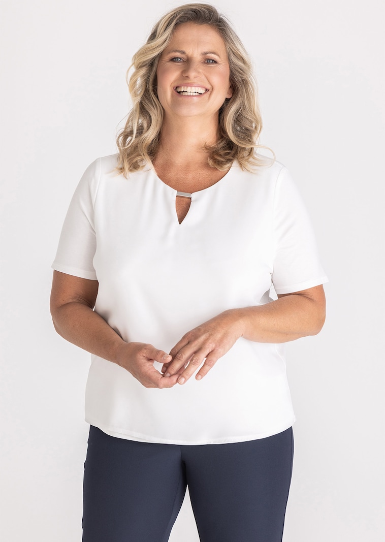 Blouse fluide avec élément décoratif au décolleté