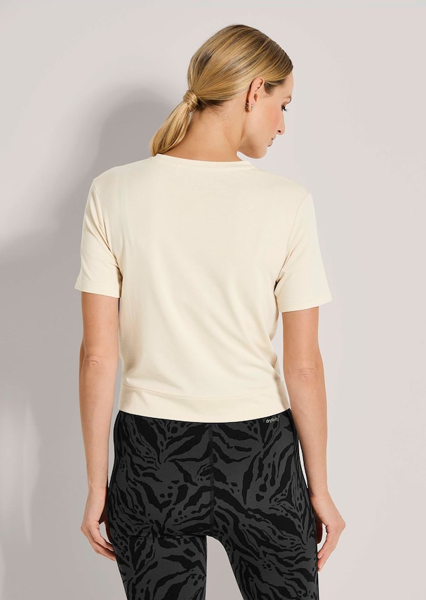 Feminines Sportshirt mit Wickeloptik 2