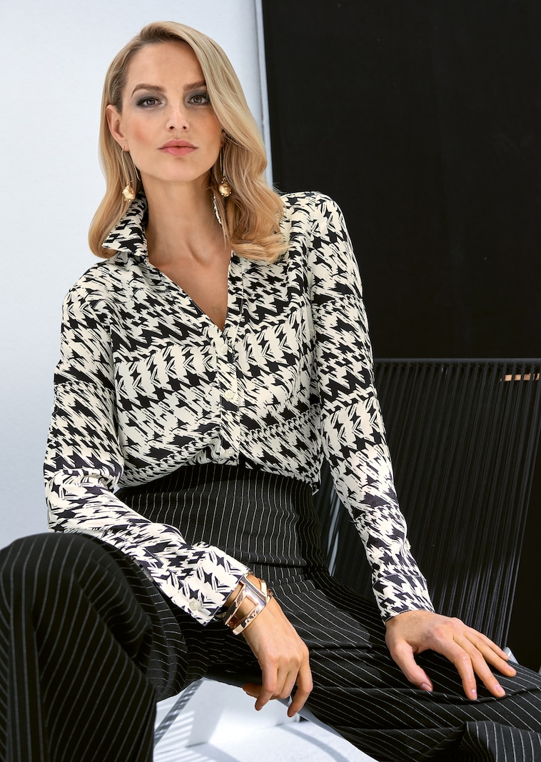 Hemdbluse mit Kontrastprint und Dekolleté-Ausschnitt