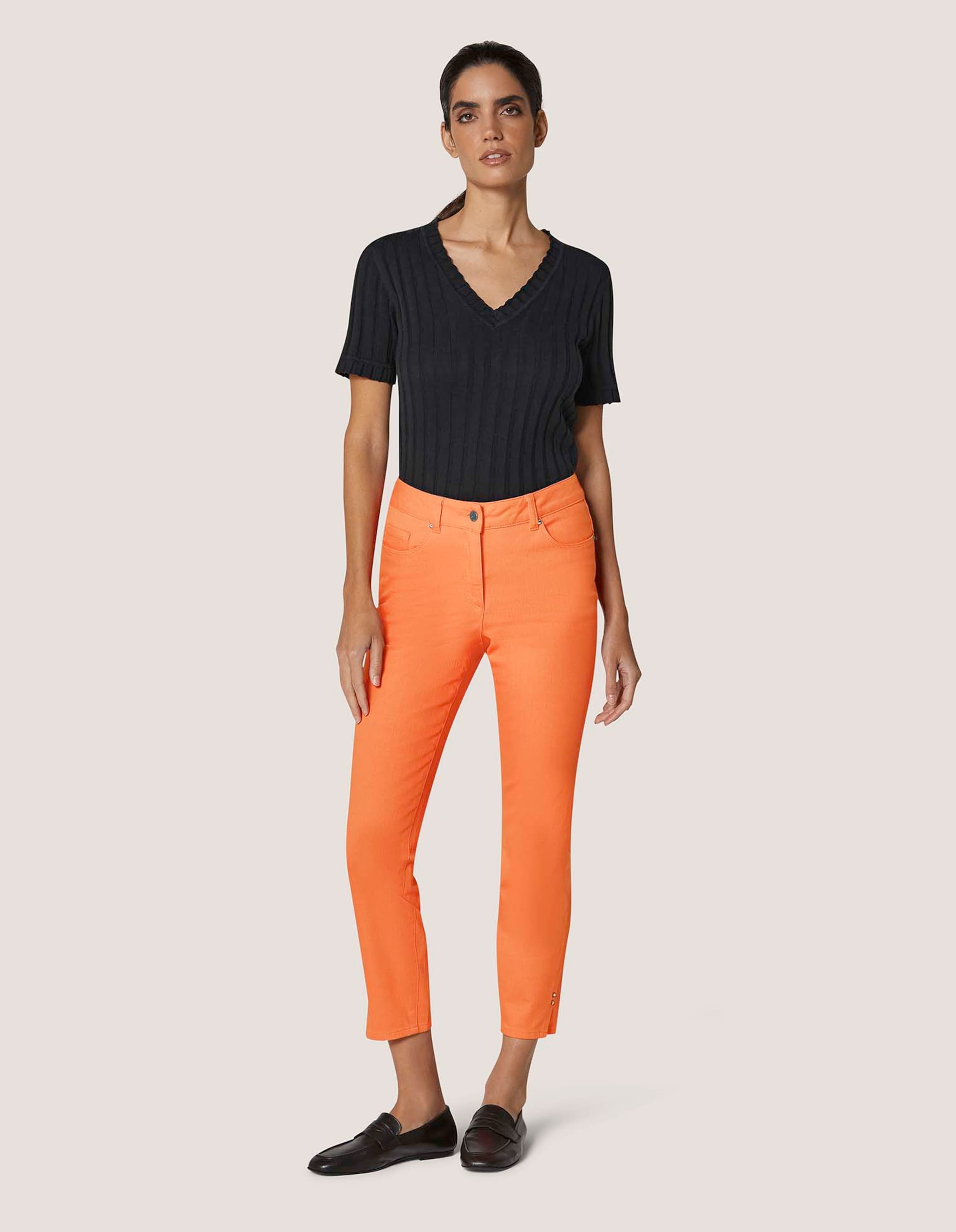 Schlanke 7/8-Jeans mit Strass-Dekoration