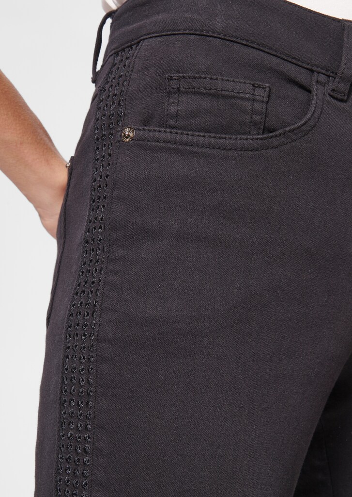 Schlanke Stretch-Jeans mit seitlicher Dekoration 4