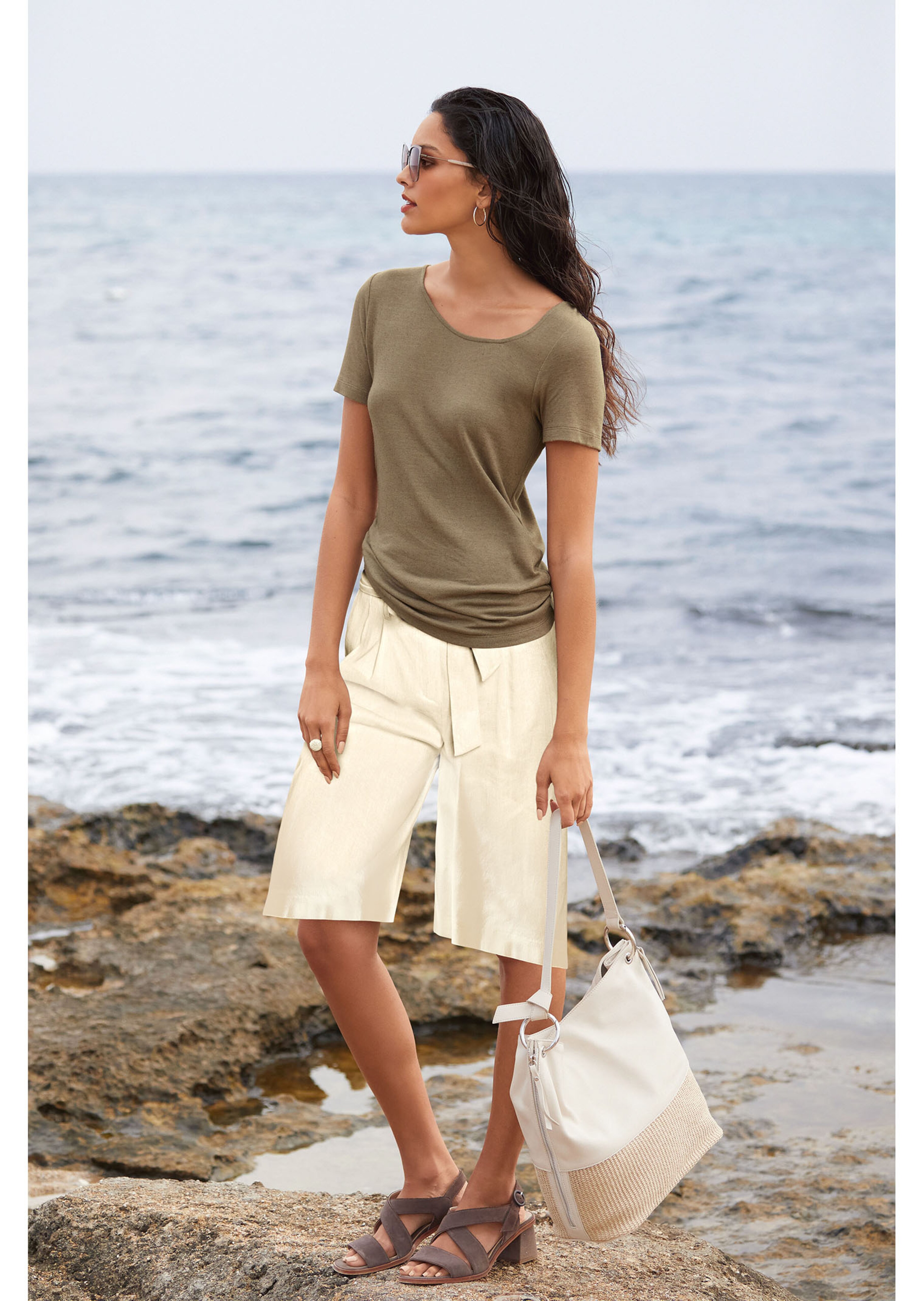 Bermuda mit weitem Bein