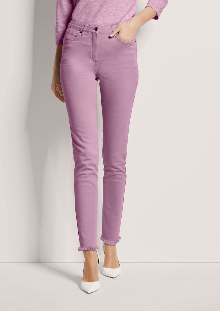 Jeans mit feinem Fransensaum