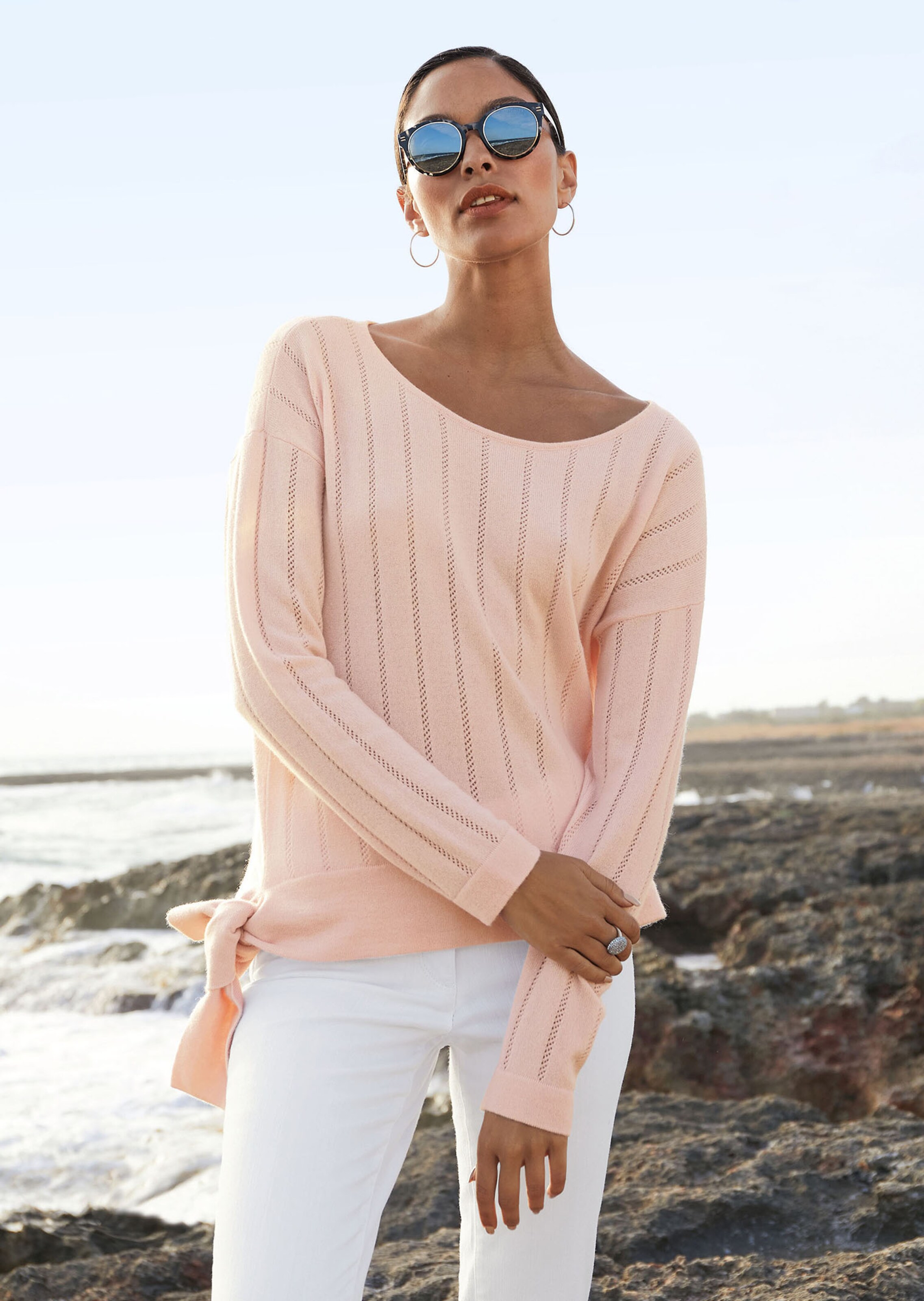 Pull. Pur cachemire sur rose poudre MADELEINE Vetement