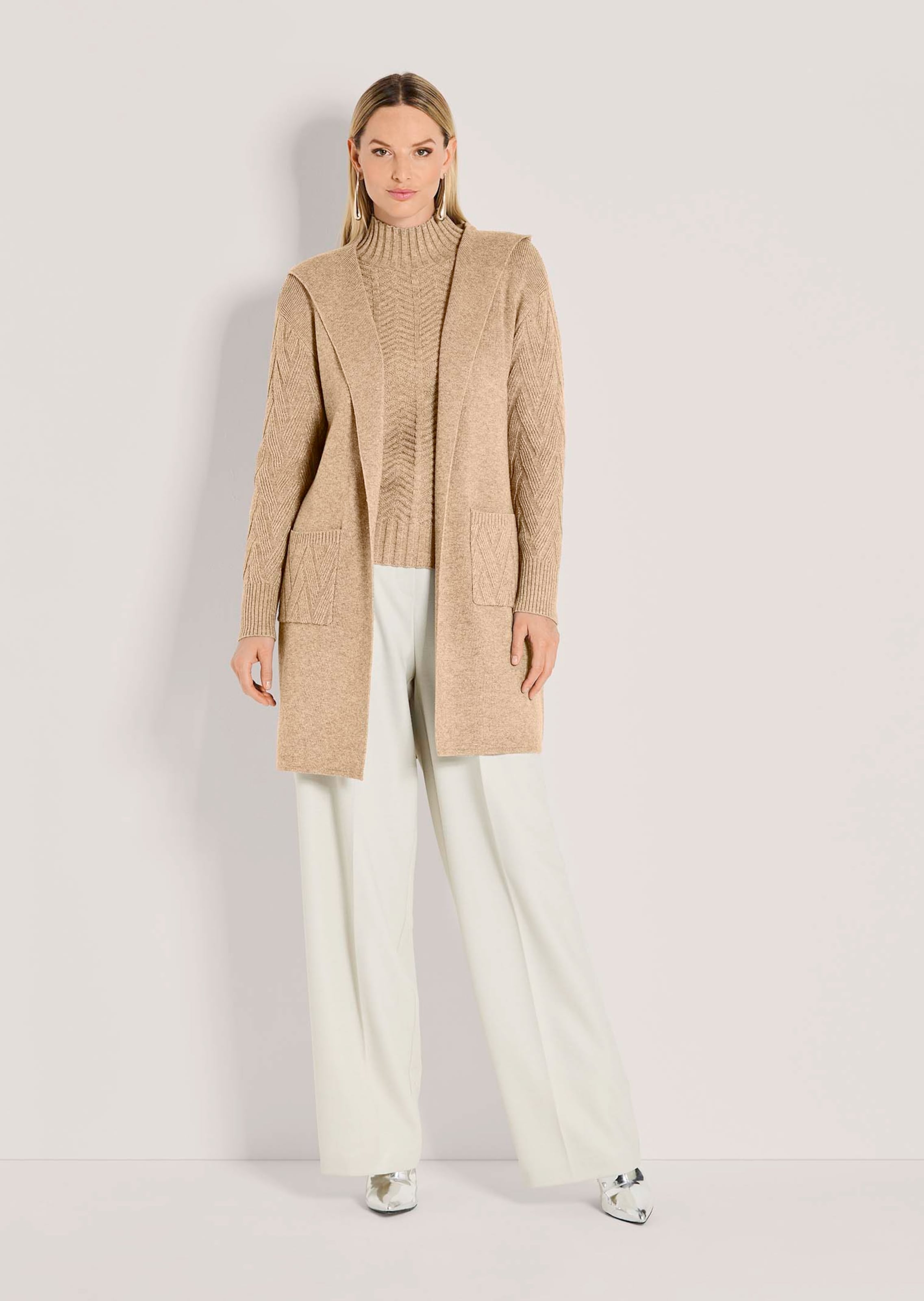 Lange Strickjacke mit Kapuze