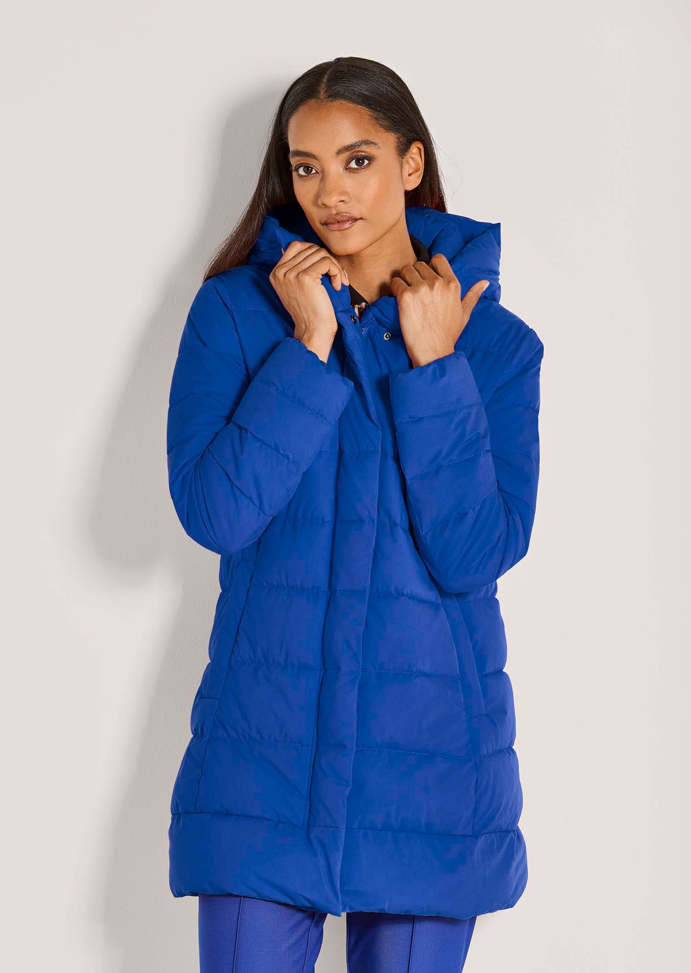 Lange Steppjacke mit Kapuze