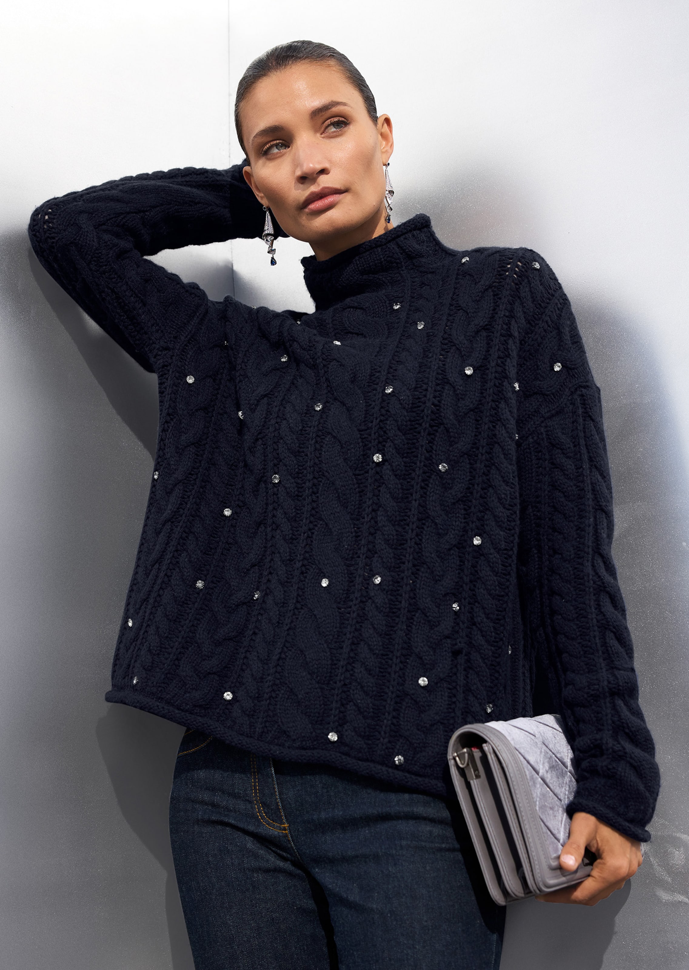 Zopf-Pullover mit Stehkragen und Strassverzierung