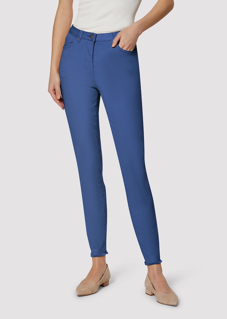 Jeans mit feinem Fransensaum