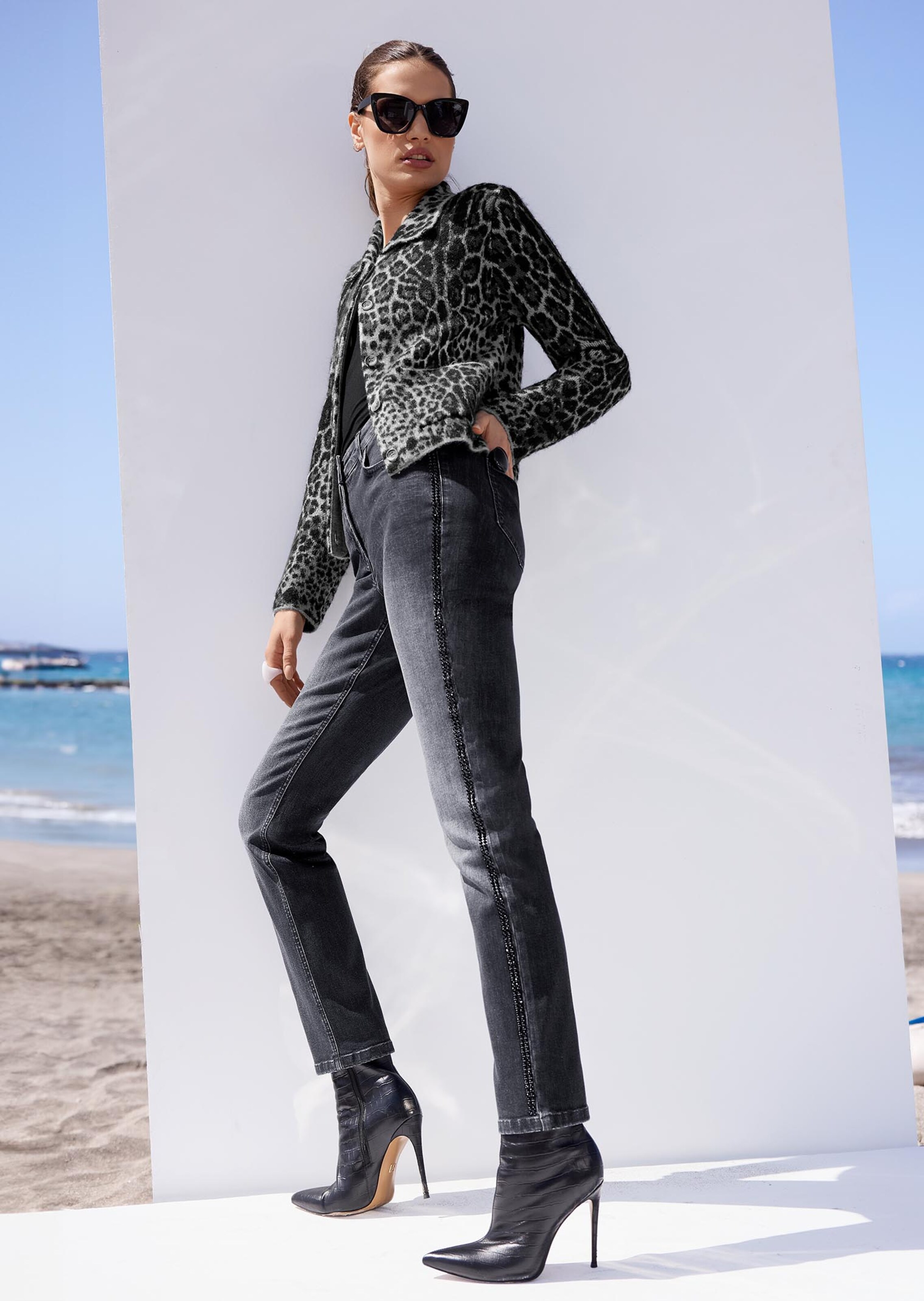 Slim-Jeans mit Strassdekoration