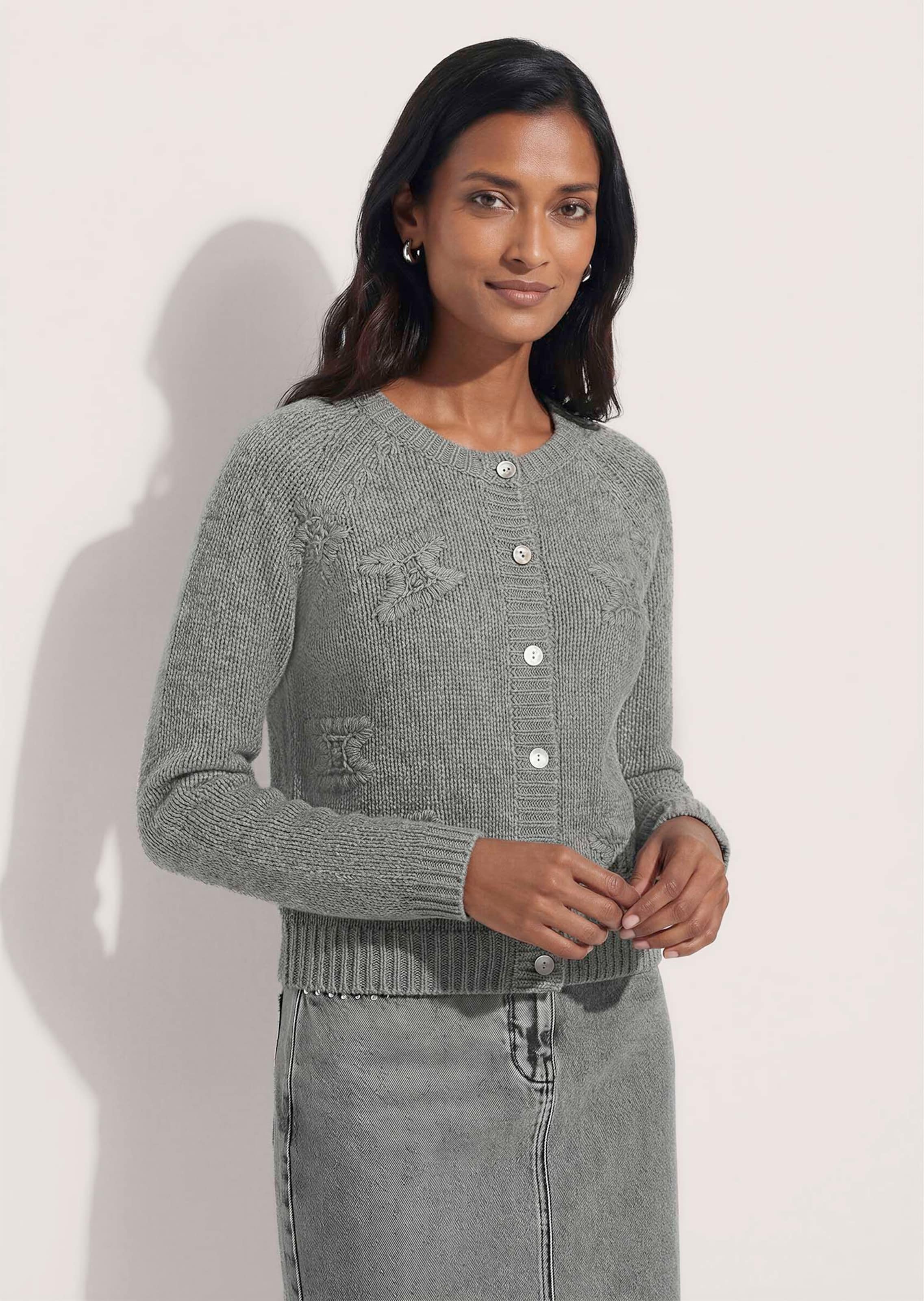 Kasjmier tricot jasje met borduursel