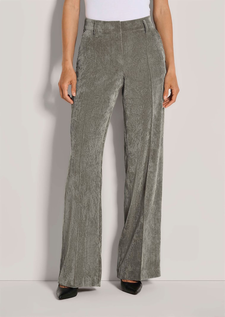 Weite Cordhose mit Bügelfalten