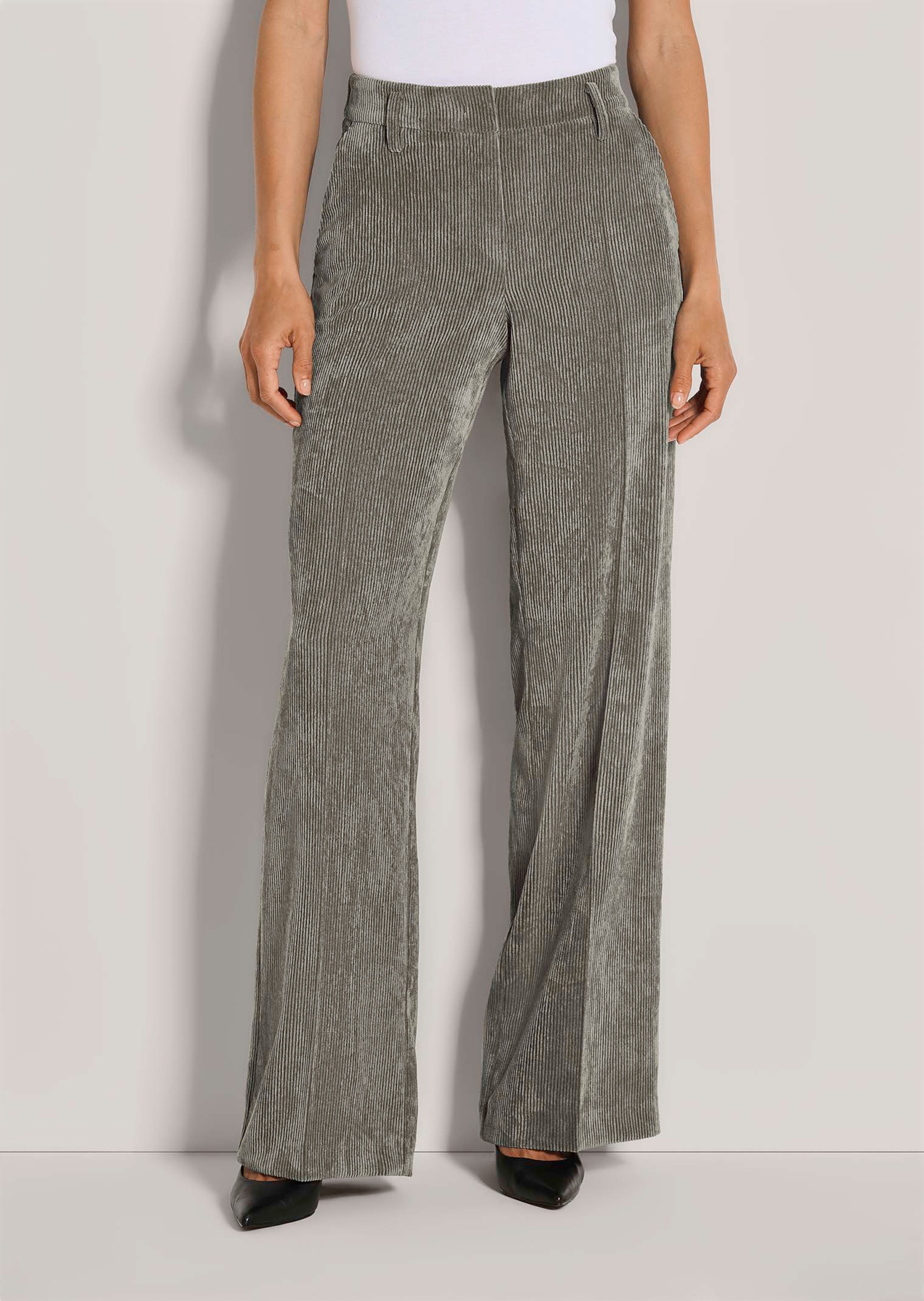 Weite Cordhose mit Bügelfalten