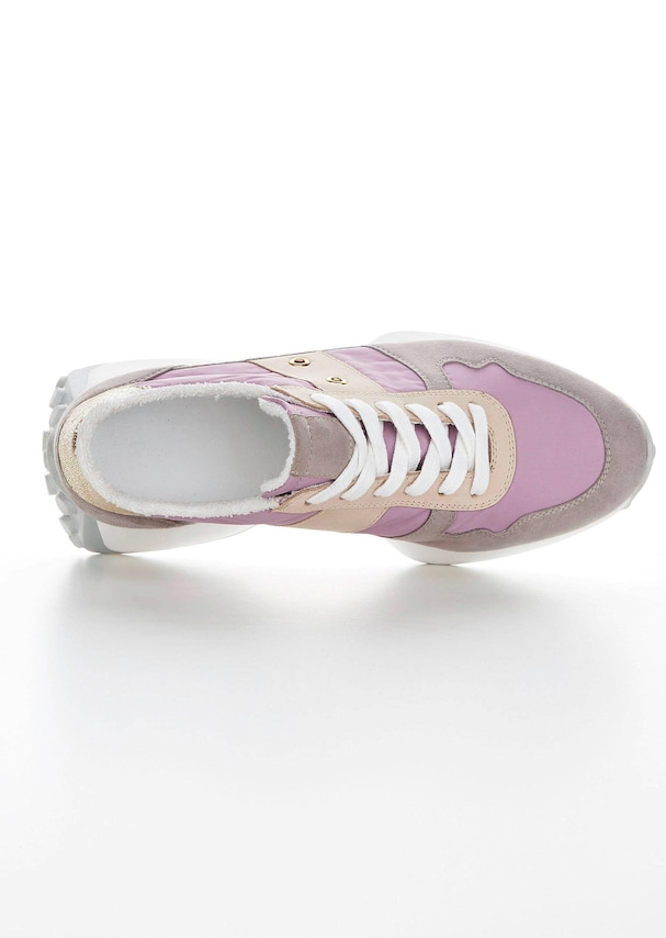 Sneaker mit modernem Materialmix 1