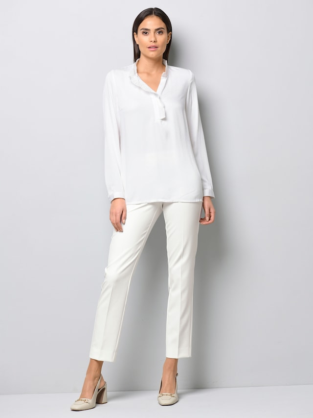 Bluse mit einer Spitzenborte am Ausschnitt 1