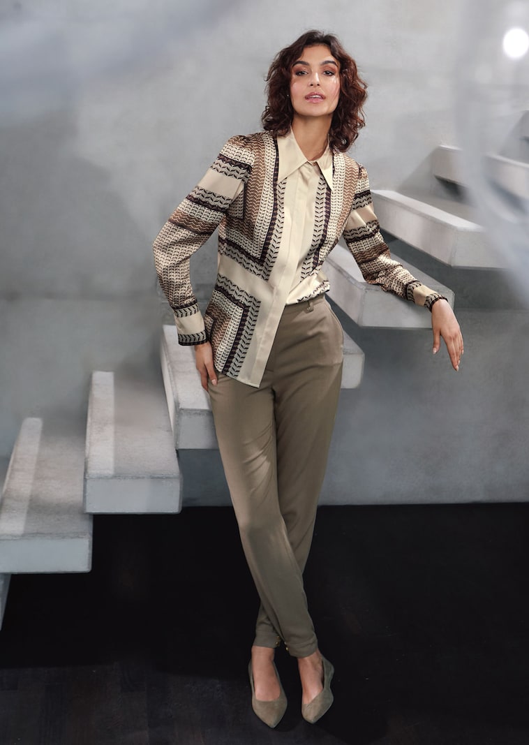 Schmale Hose mit modischem Saumbündchen