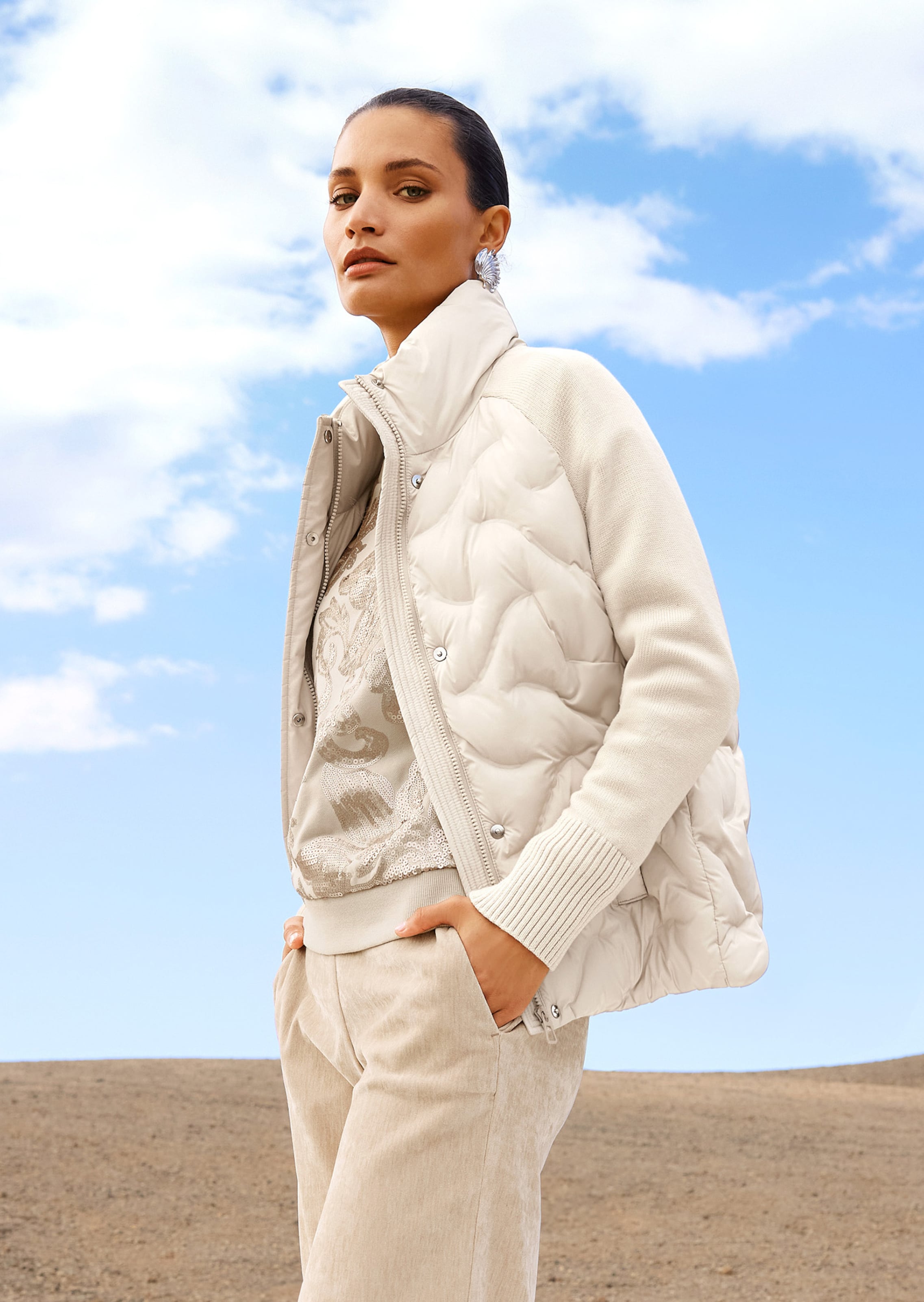 Steppjacke mit Strickärmeln und Stehkragen