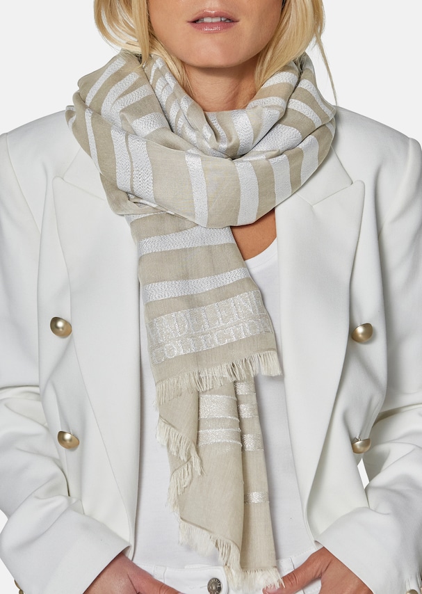 Scarf with glossy accents 2