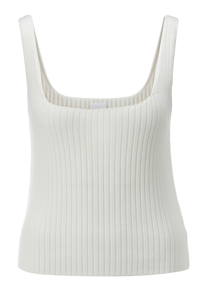 Shortened knitted top with ribbed texture