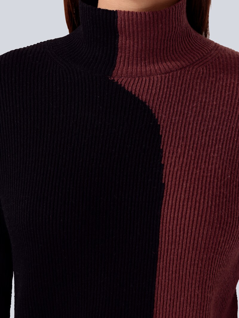 Pullover in Kontrastfarben