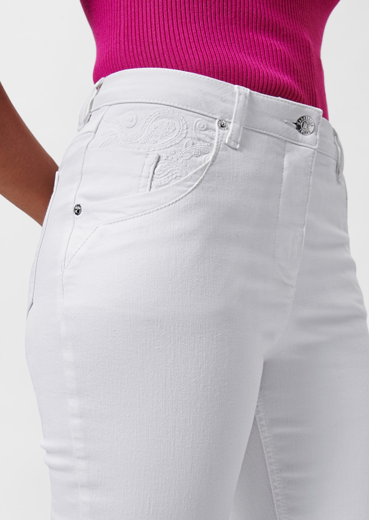 Schmale 5-Pocket-Jeans mit Stickerei und Fransensaum 4