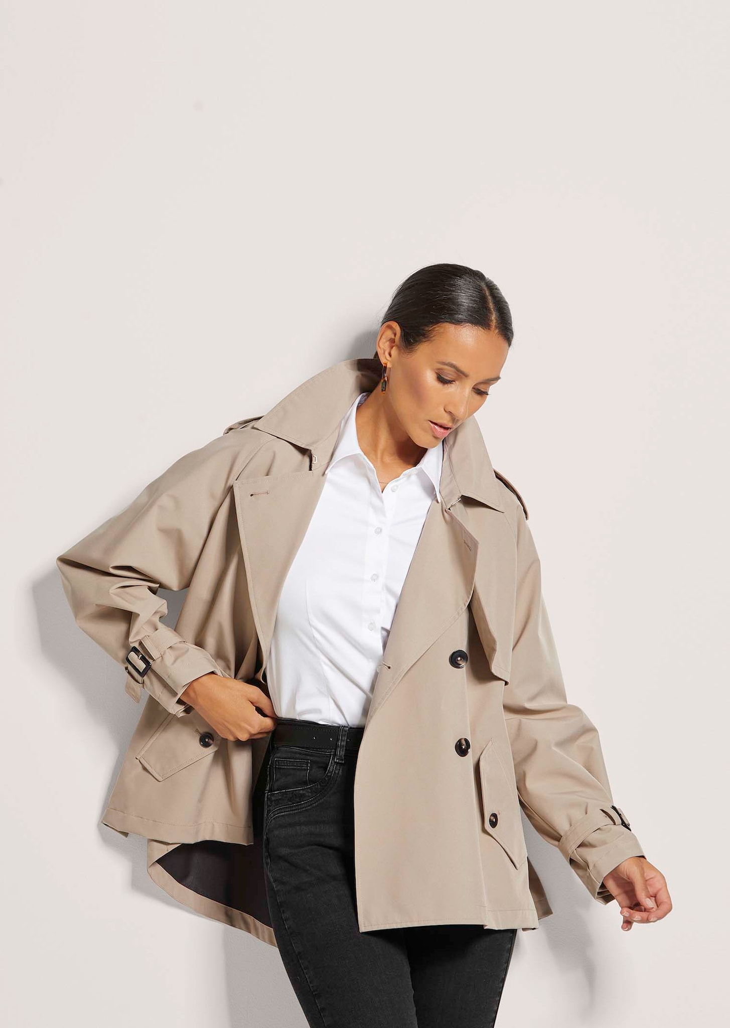 Der Stilvolle Trenchcoat Kurz Fur Damen Ein Zeitloser Klassiker Neu Interpretiert