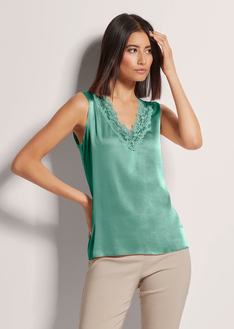 Lingerie-Top mit V-Ausschnitt und edler Spitze