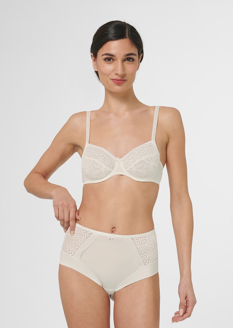 Underwired bra made from elasticated lace
