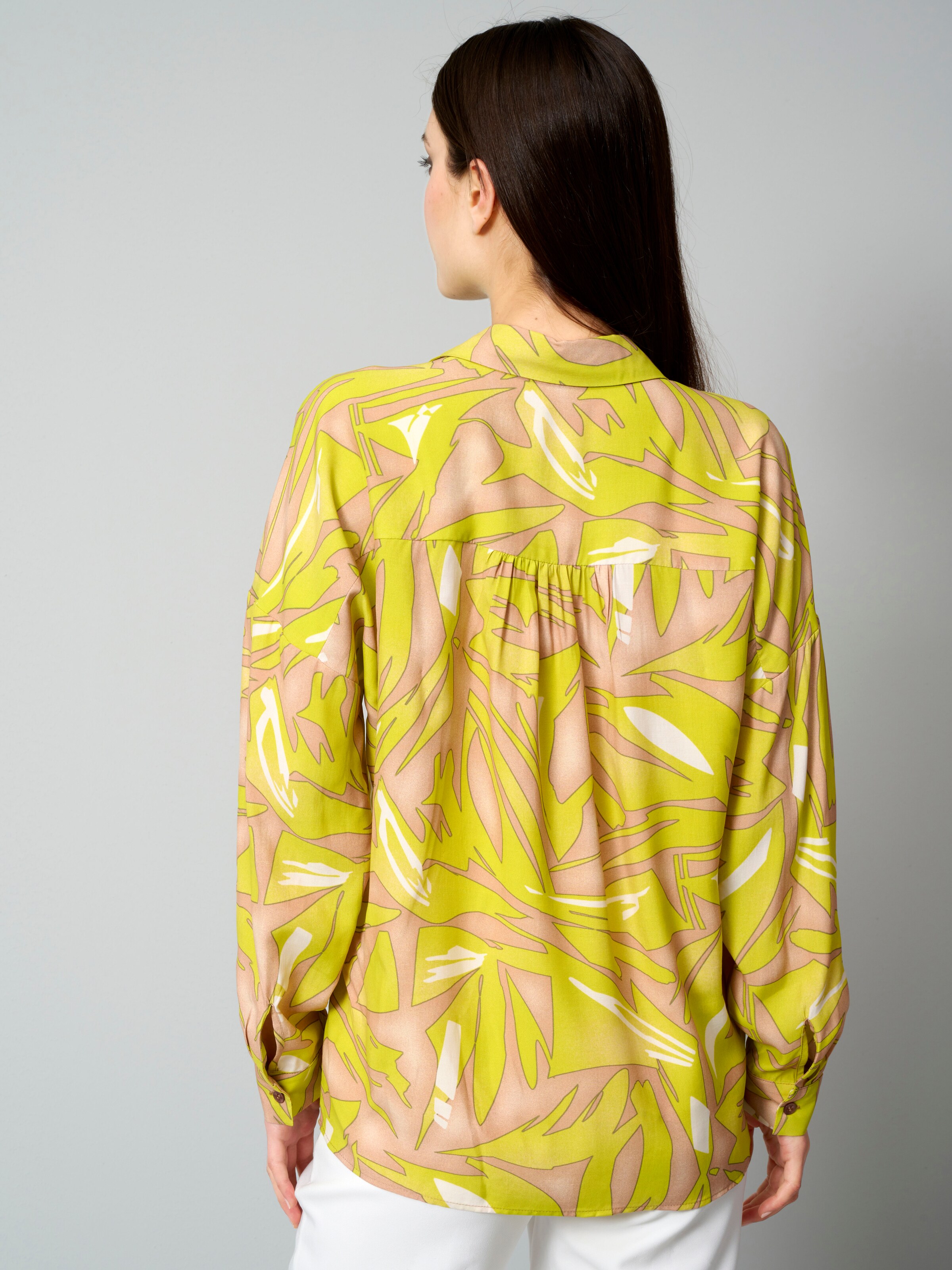 Druckbluse in grafischem Dessin